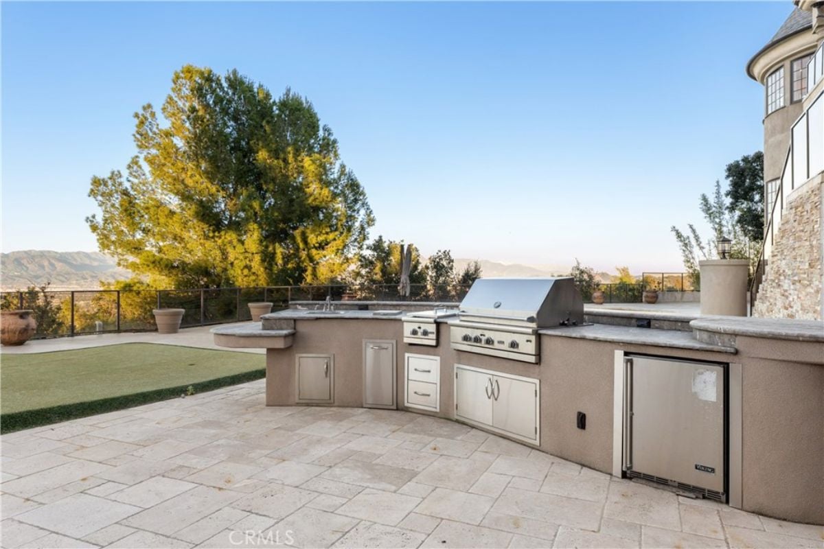 Outdoor kitchen