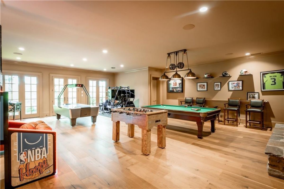 Pool table in the recreational room