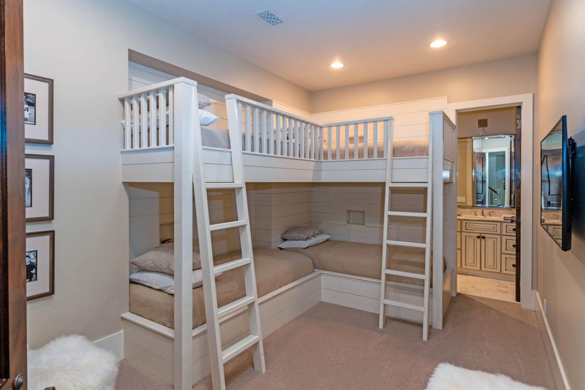 Double deck room.