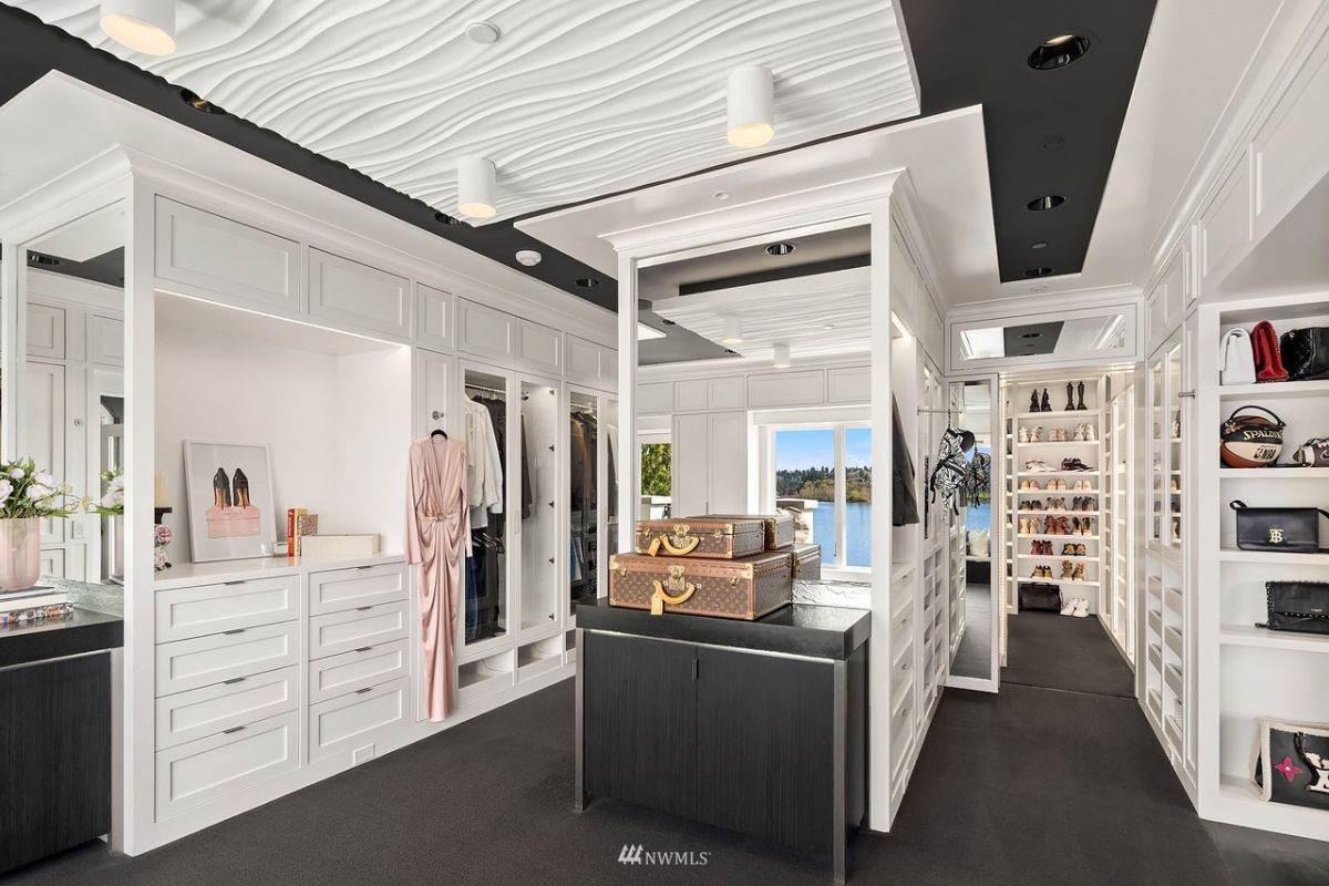 Walk-in closet