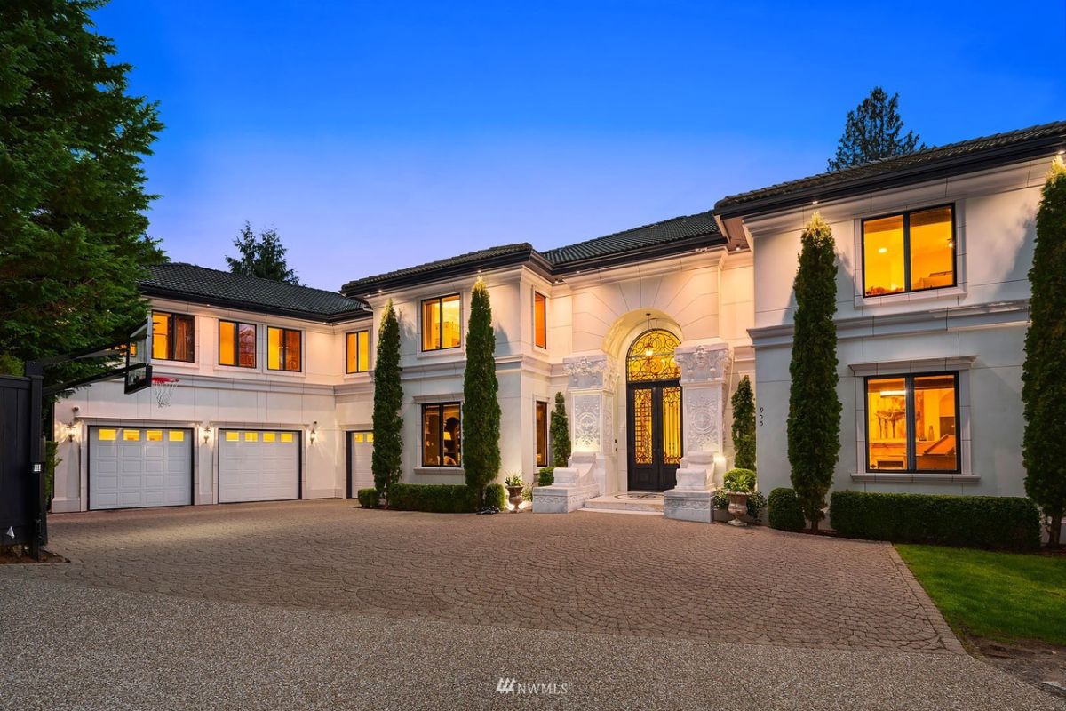 Mansion's entrance door.