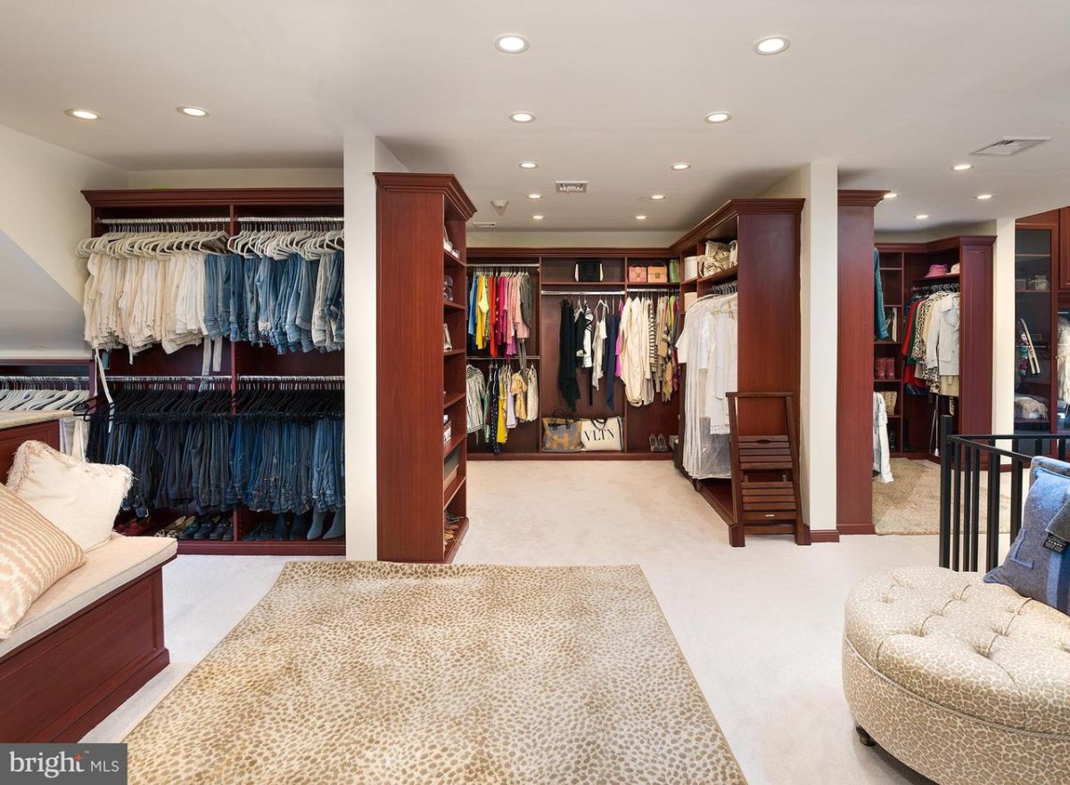 Walk-in closet