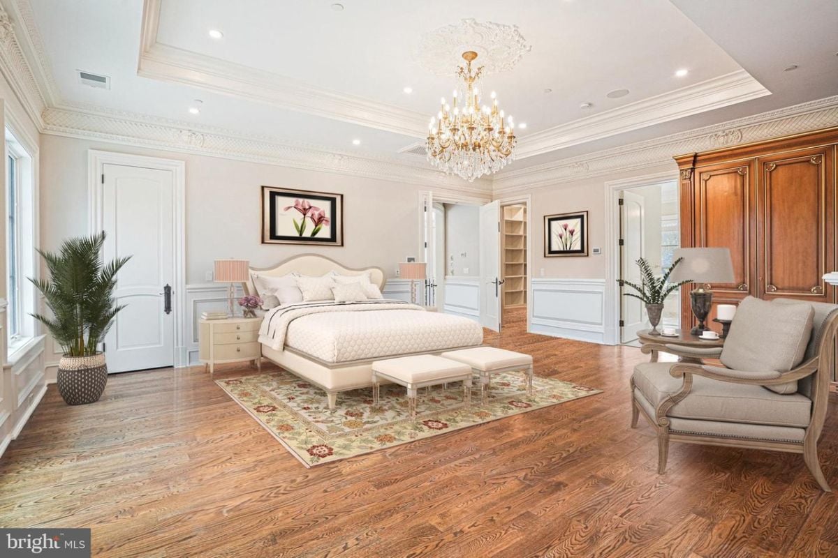 Spacious modern bedroom.