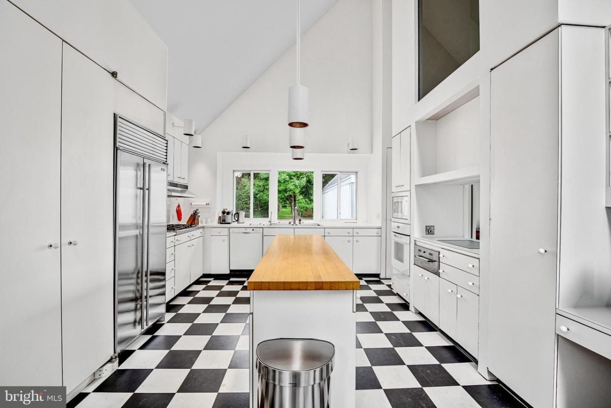 Modern kitchen.