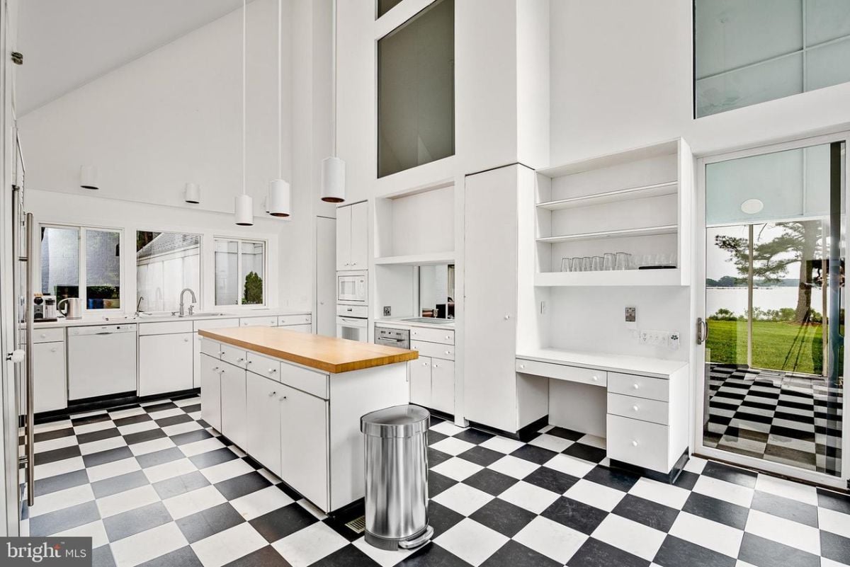 Spacious modern kitchen..