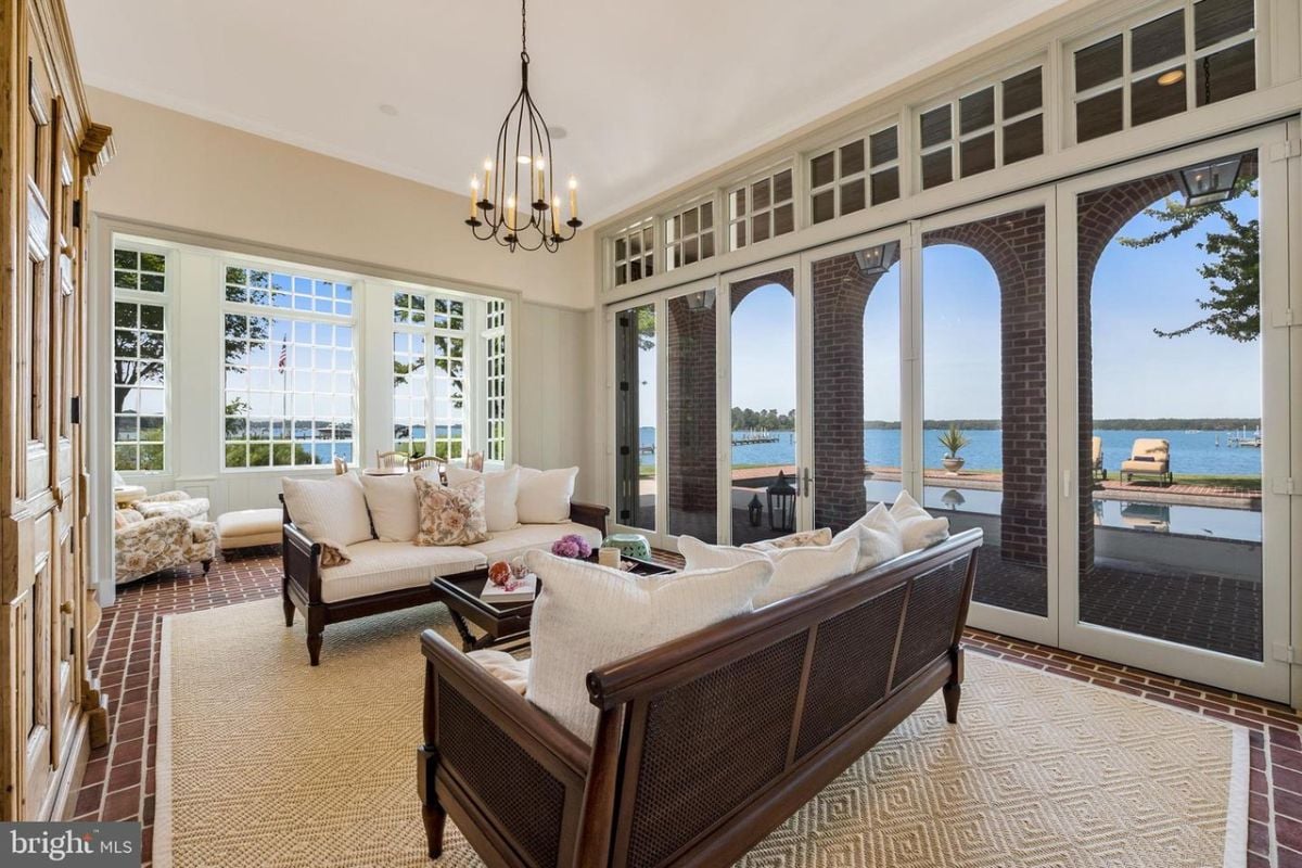 Additional spacious living room.