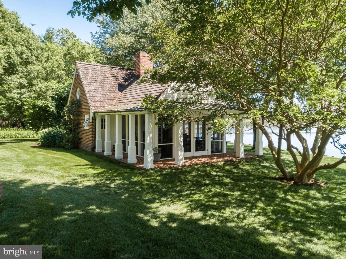 Guest cottage nestled close to the water.