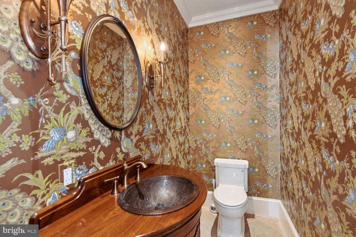 A bathroom with a sink and a mirror.