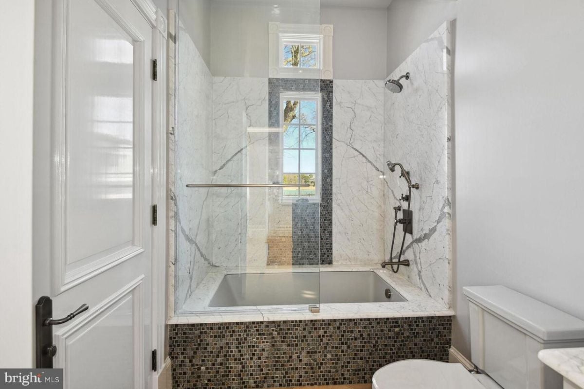 Shower room.