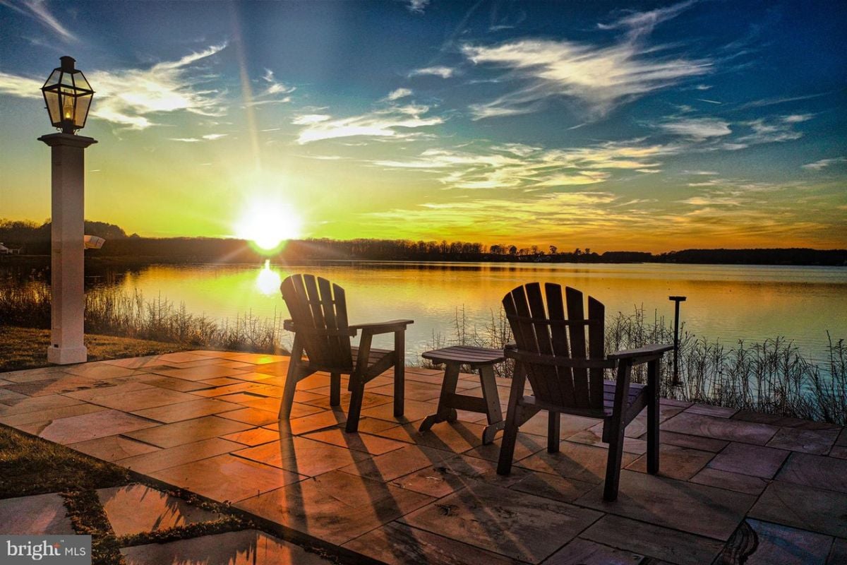 A sunset on the lake.