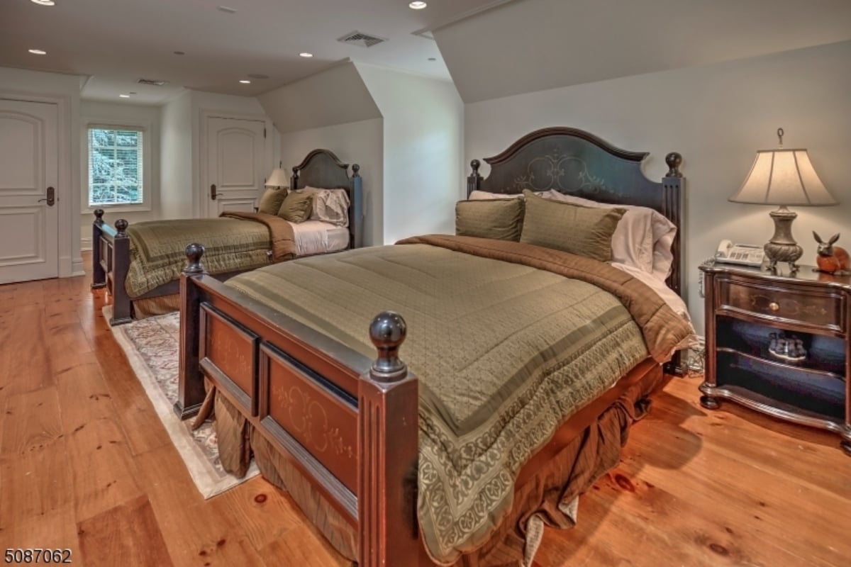 Fifth bedroom