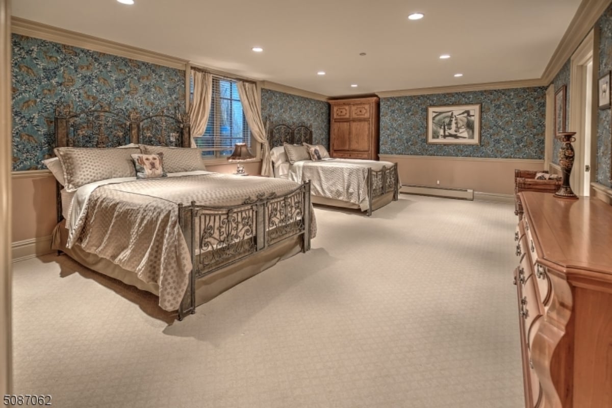 Sixth bedroom
