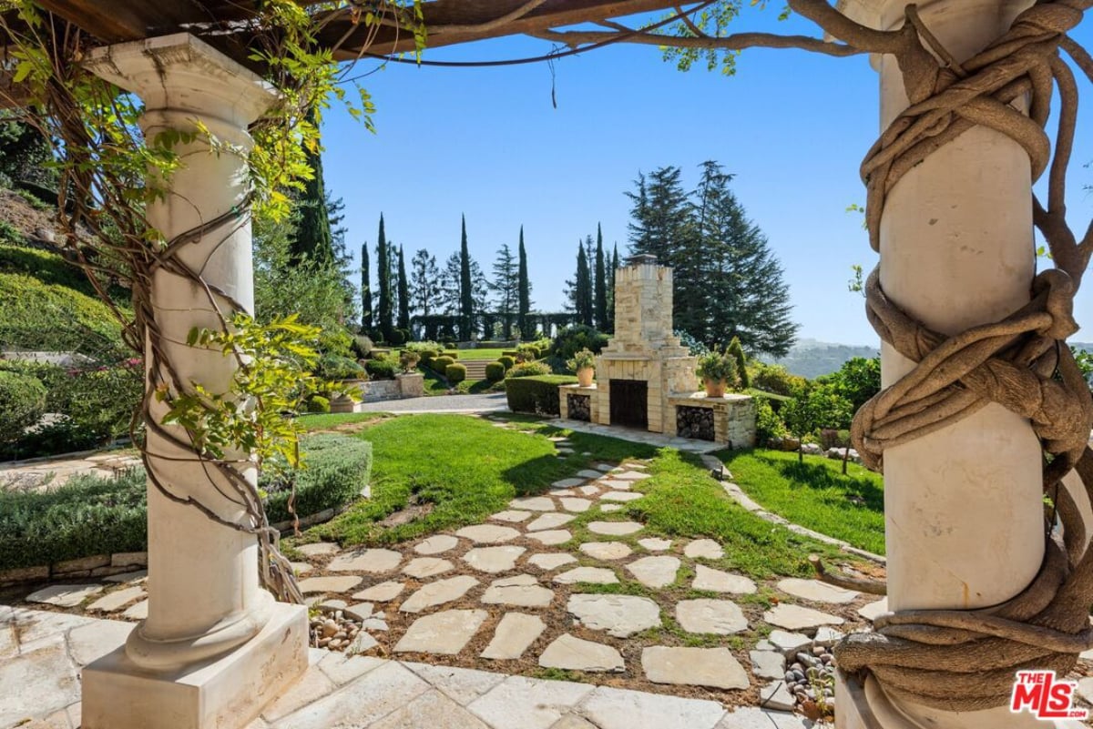 Outdoor fireplace
