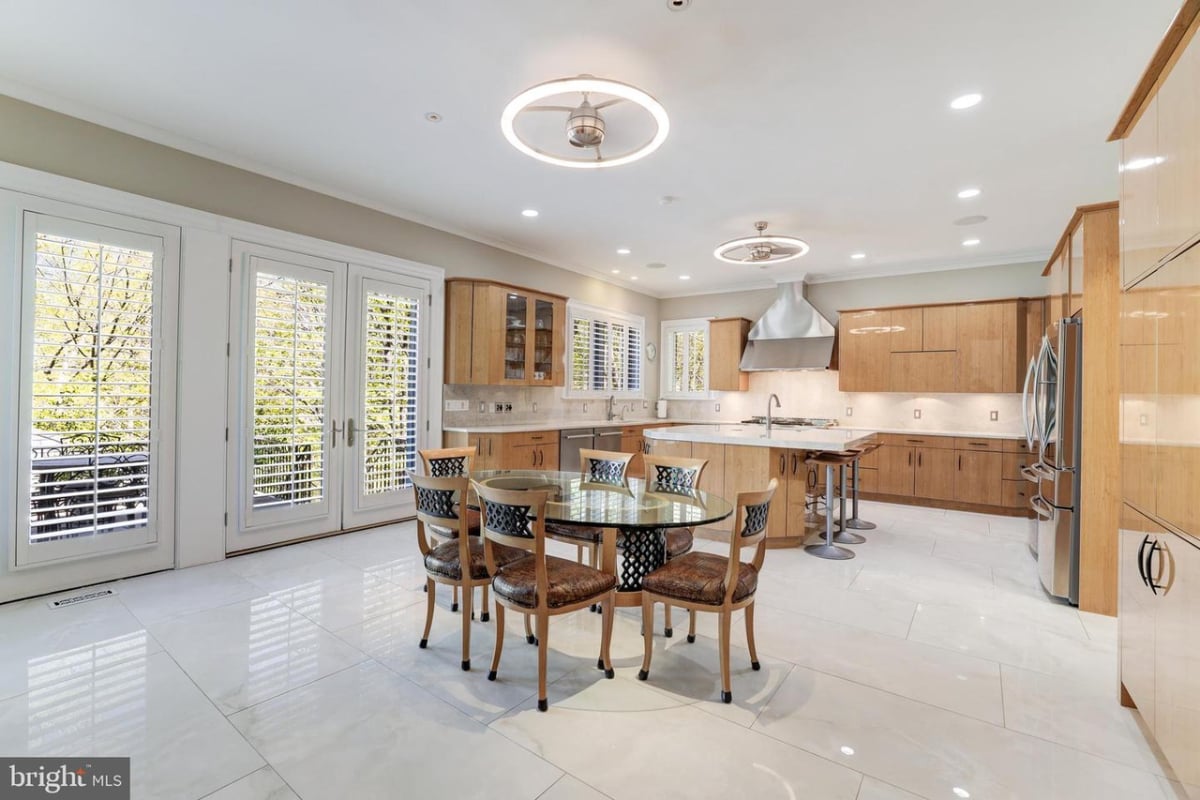 Eat-in kitchen