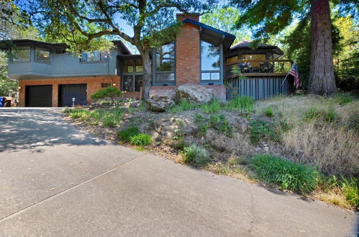 Front view of the 541 Westgate Drive estate in Napa, CA.