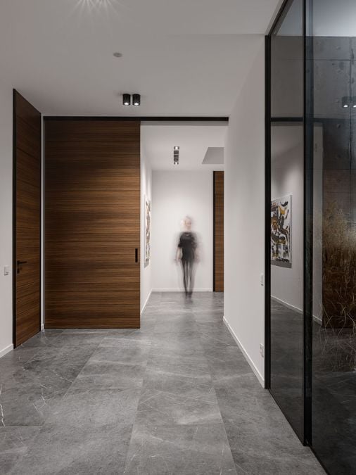 A hall way with marble flooring