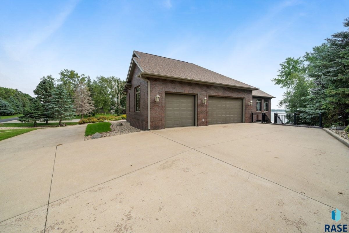 Spacious garage with spacious driveway.