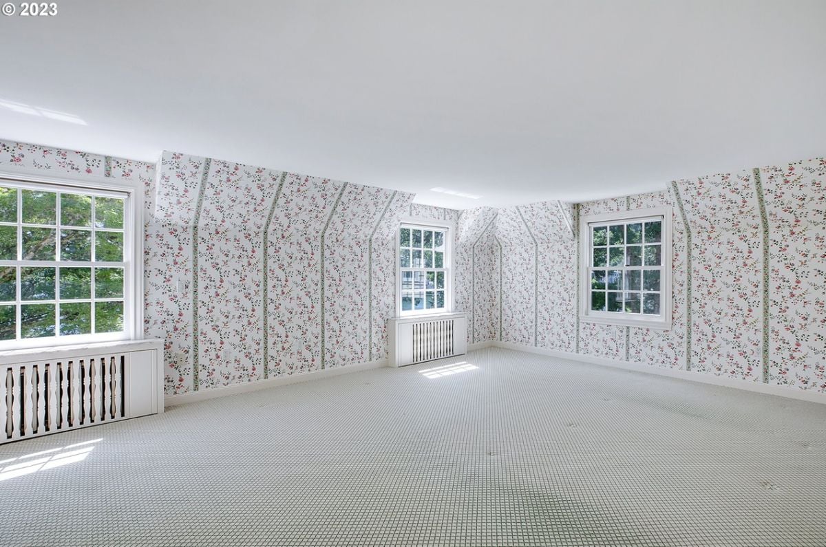 Bedroom with carpet flooring and glass windows.