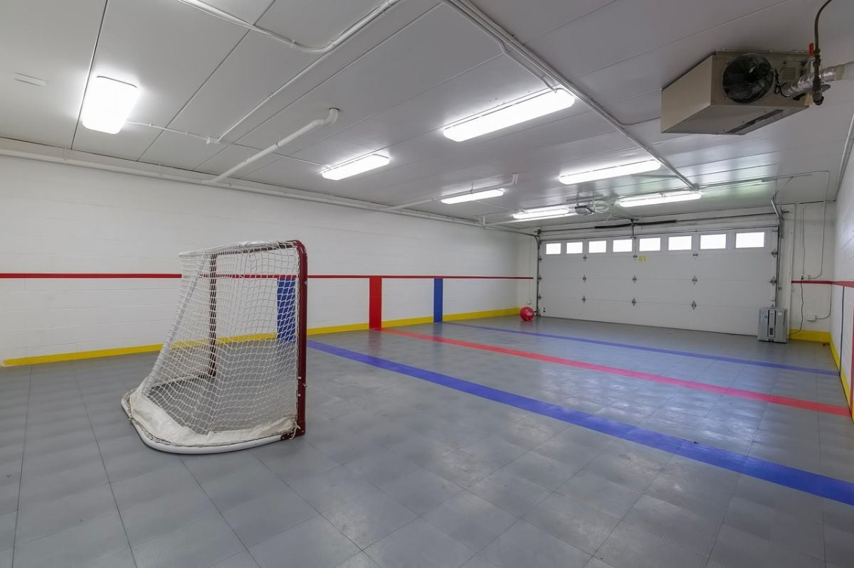 Large garage with a Hockey goal.