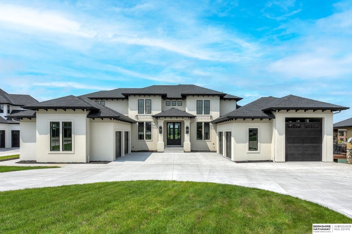 Front view of the mansion.