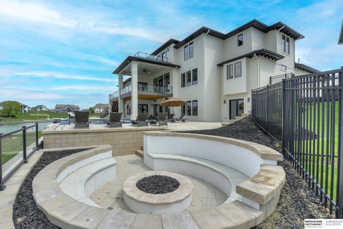 Outdoor fireplace
