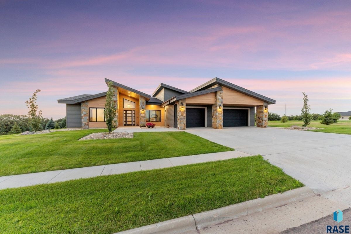 Front view of the 5,279 Sq. Ft. Estate in Sioux Falls, SD.