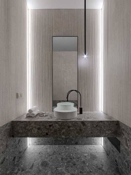A bathroom with a sink and a mirror