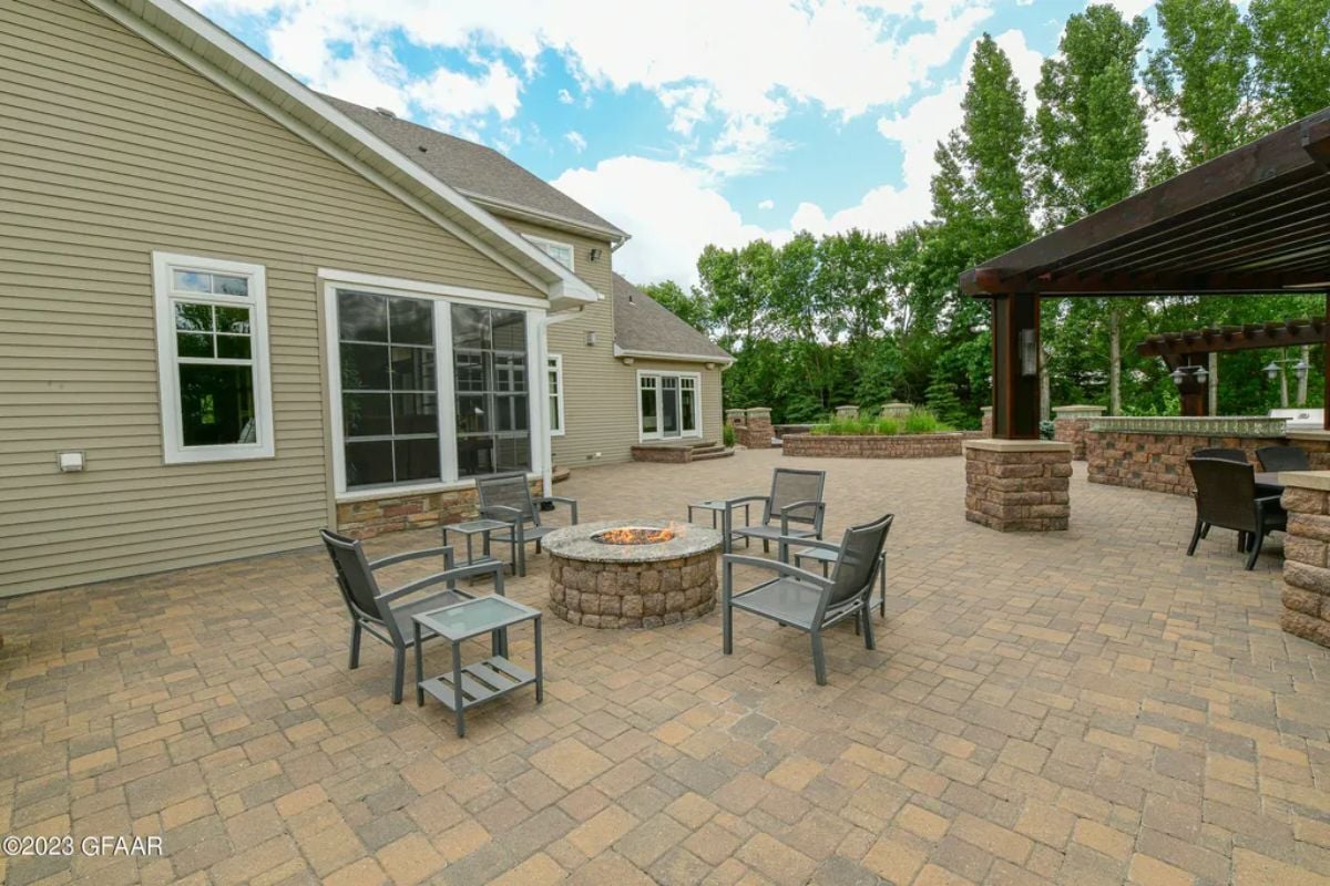 Outdoor fireplace