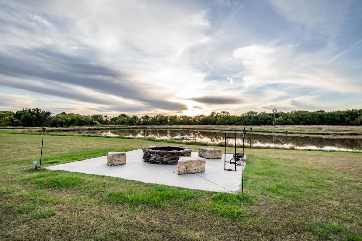 Outdoor firepit
