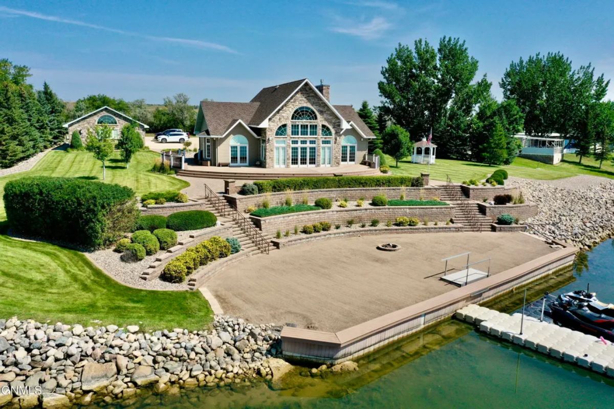 Waterfront mansion in Blacktail DrWilliston, ND