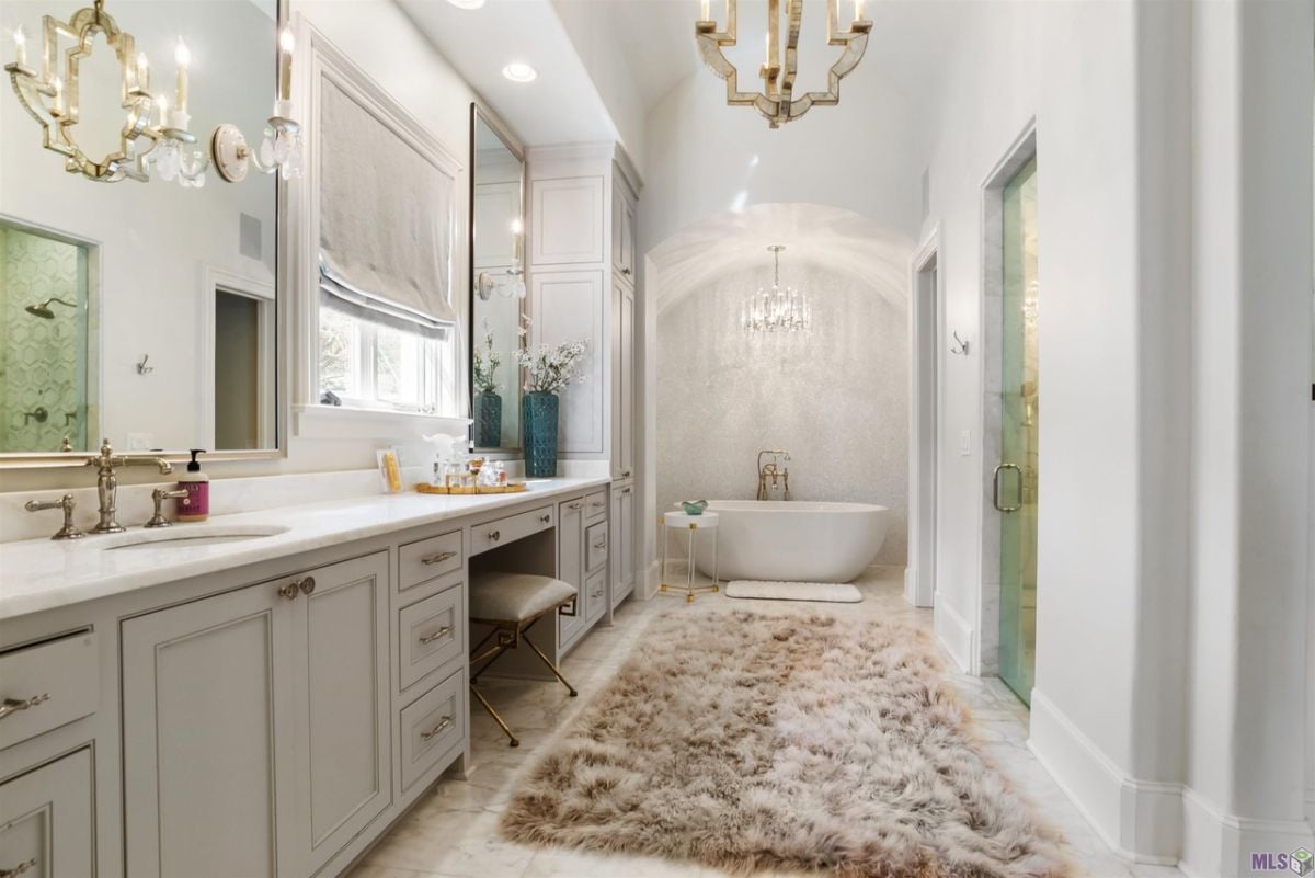 Bathroom's sink and bathtub.