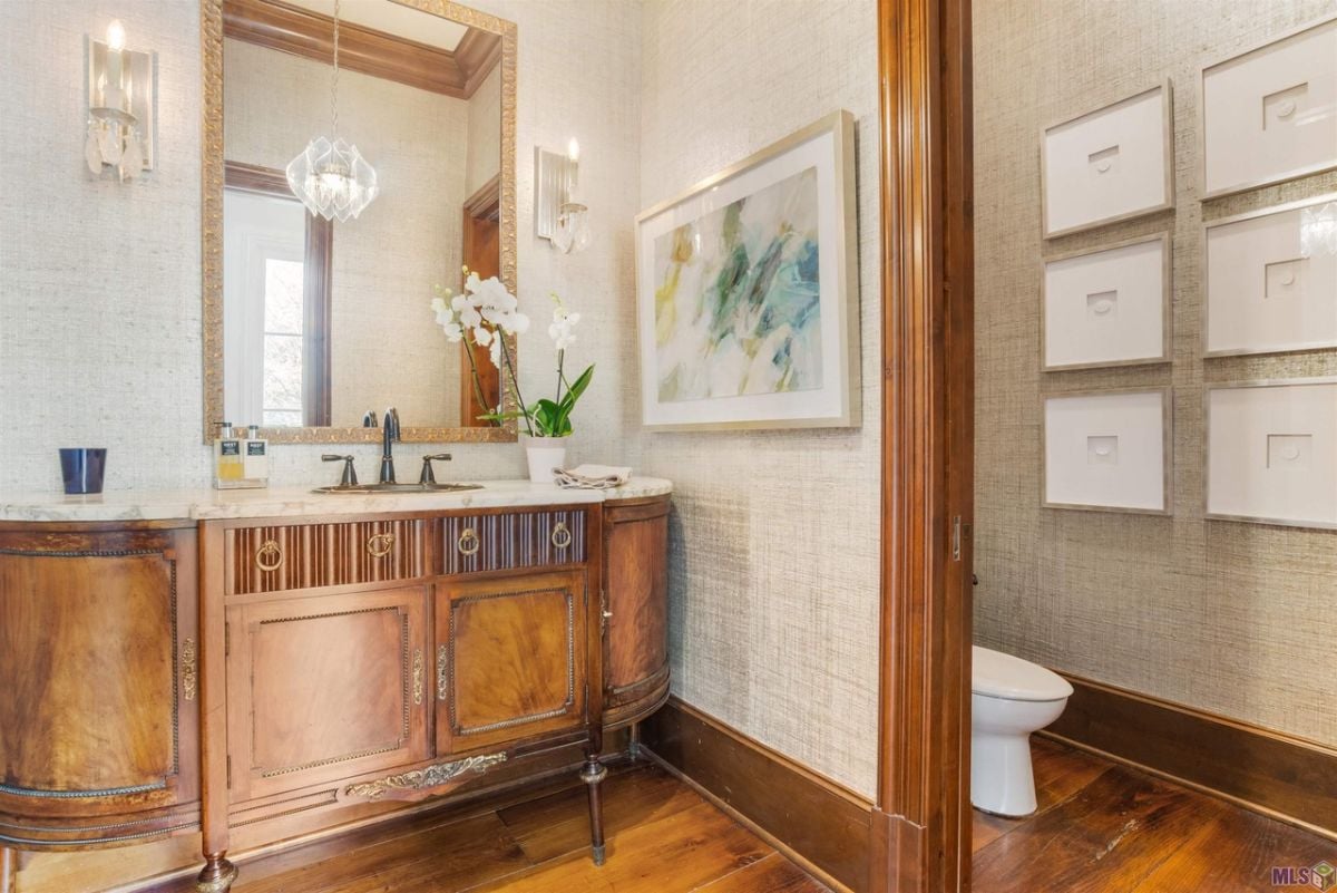 Bathroom's toilet and sink.