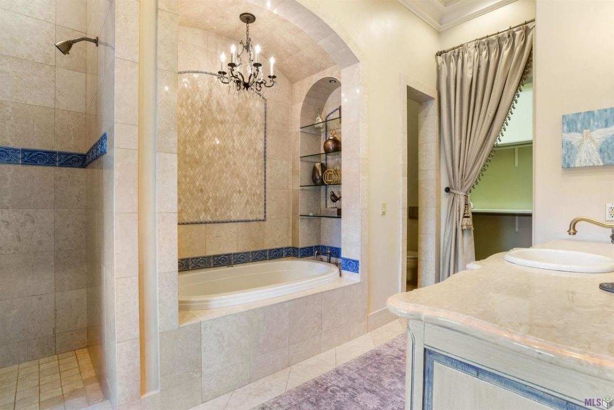 Bathroom's bathtub