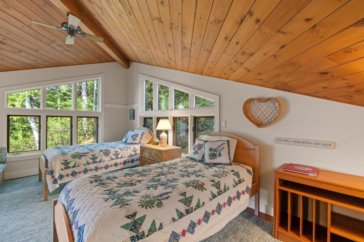 2 beds bedroom
