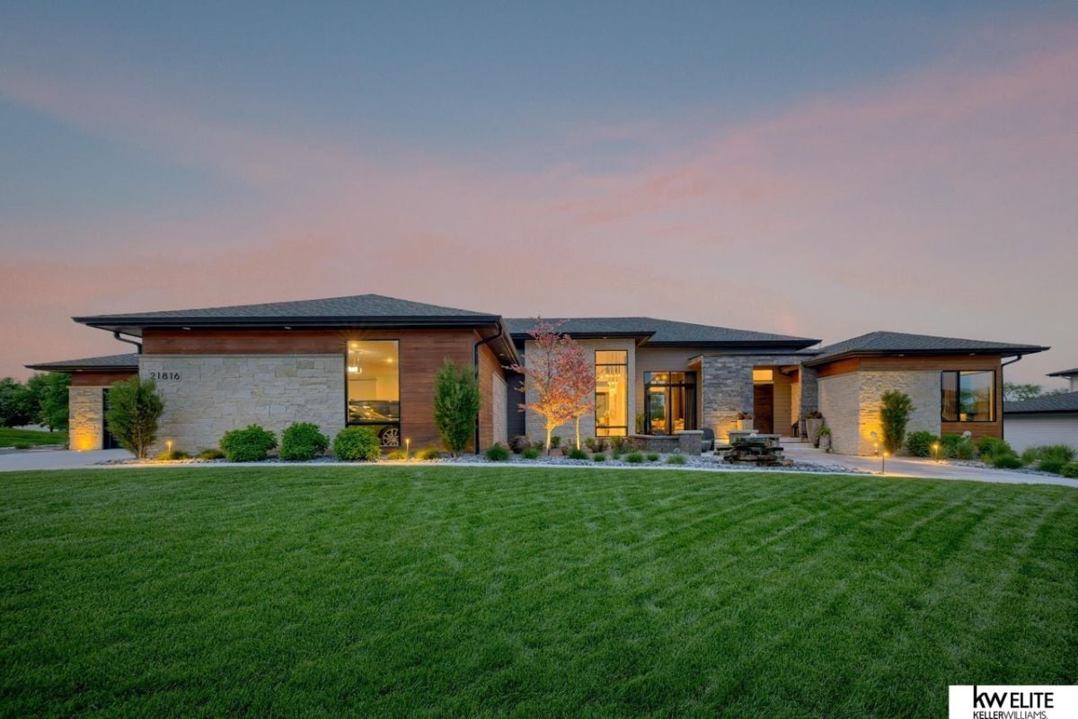 Front view of the mansion and featuring the spacious lawn.