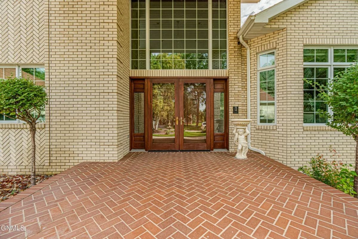 Entrance glass door
