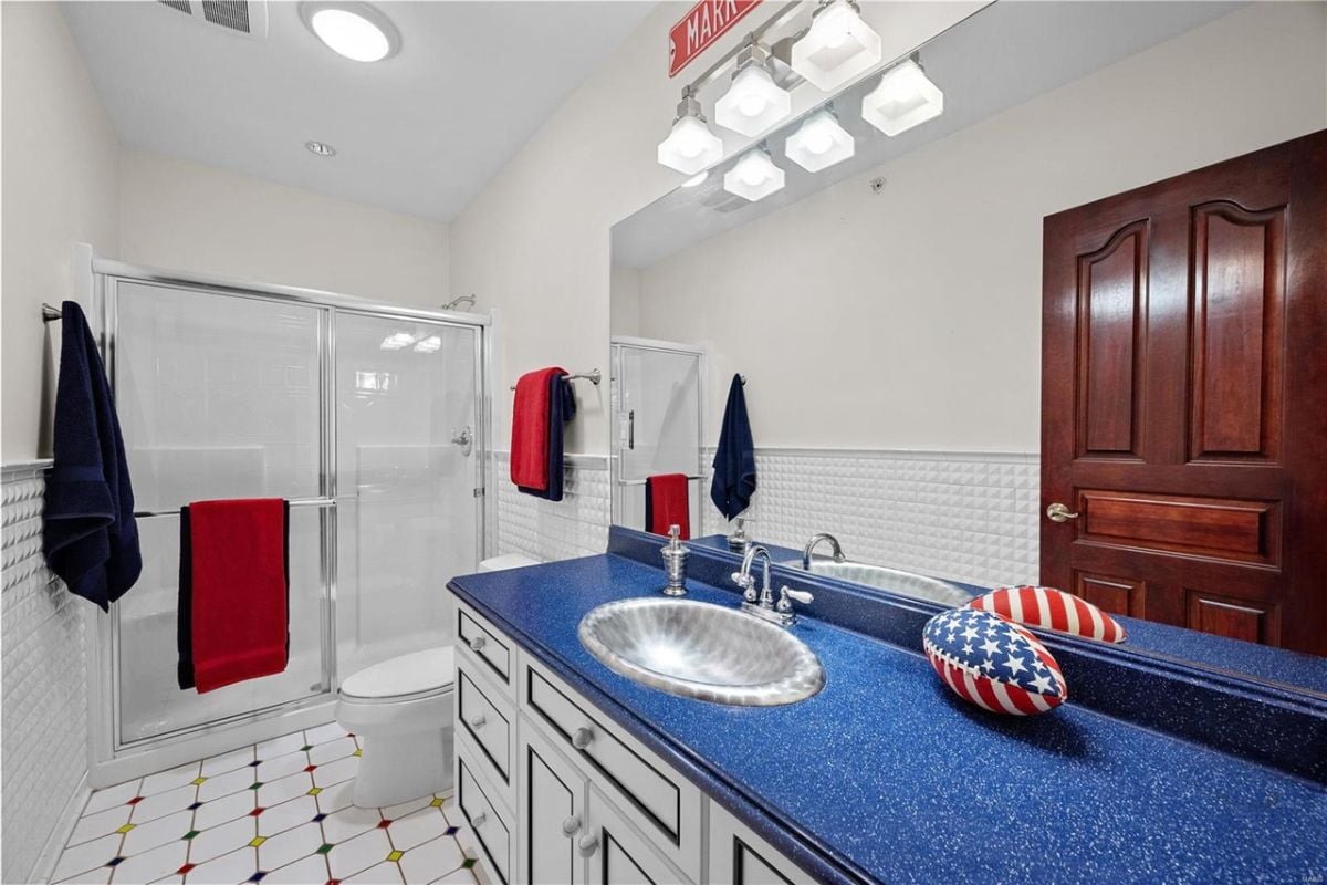 Bathroom's sink and shower
