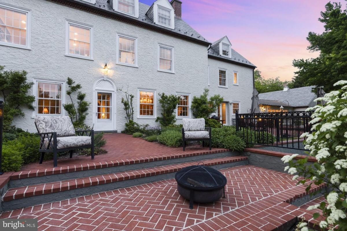 Outdoor fireplace