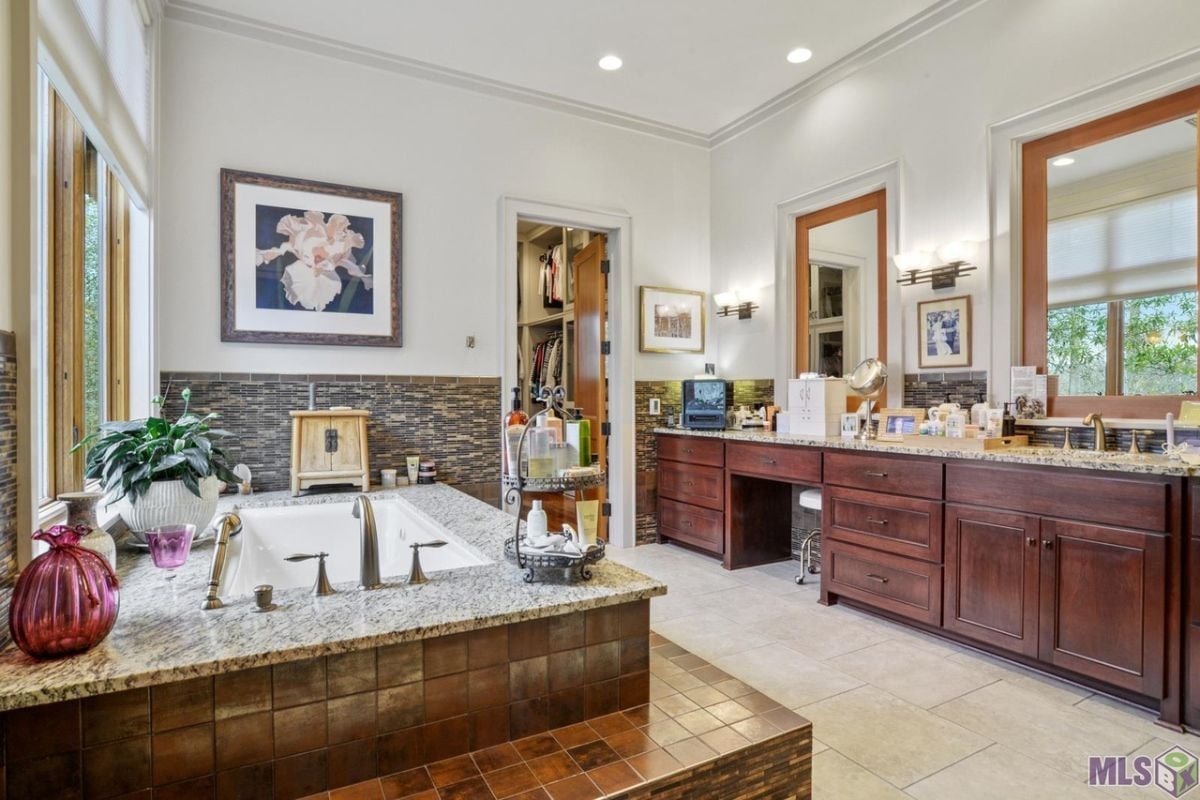 Bathtub in the bathroom.