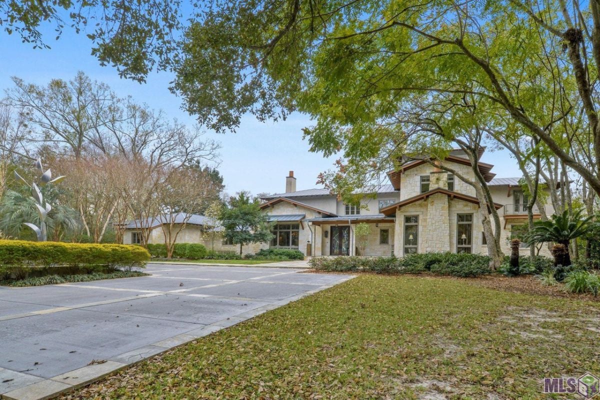 Mansion's driveway