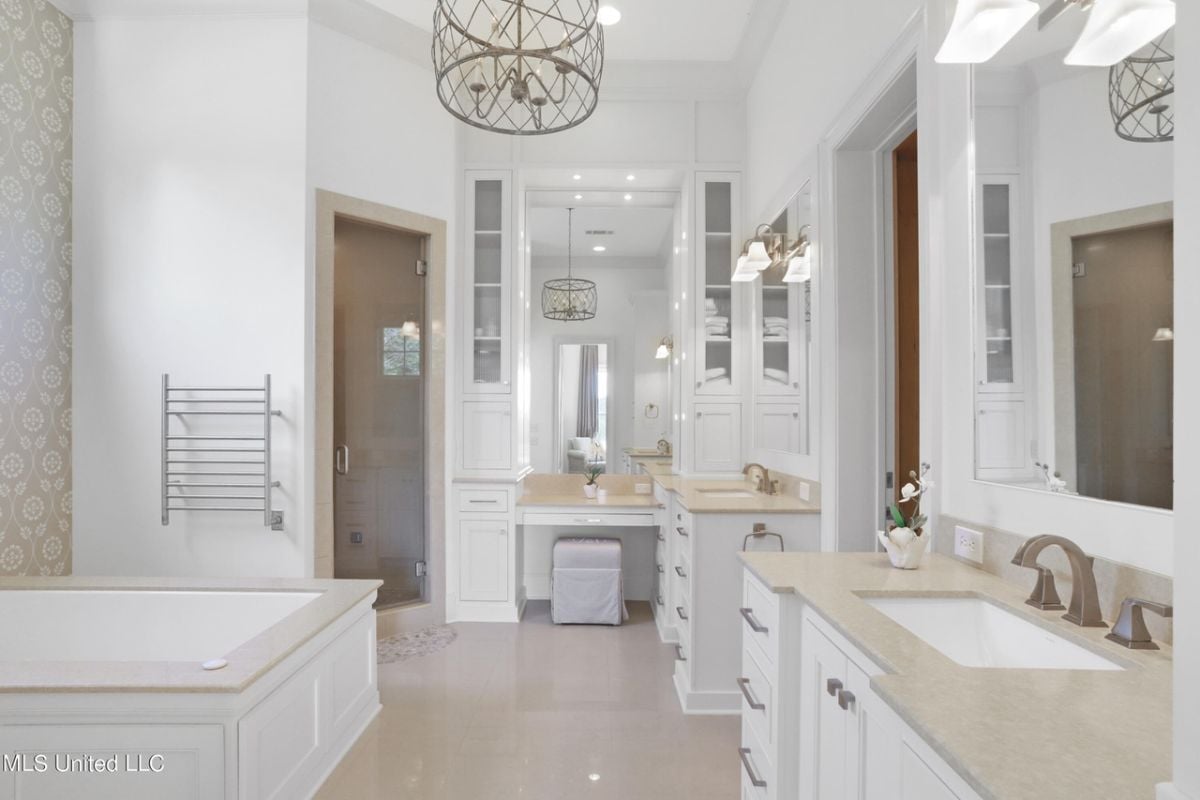 Bathroom's tub and sink.