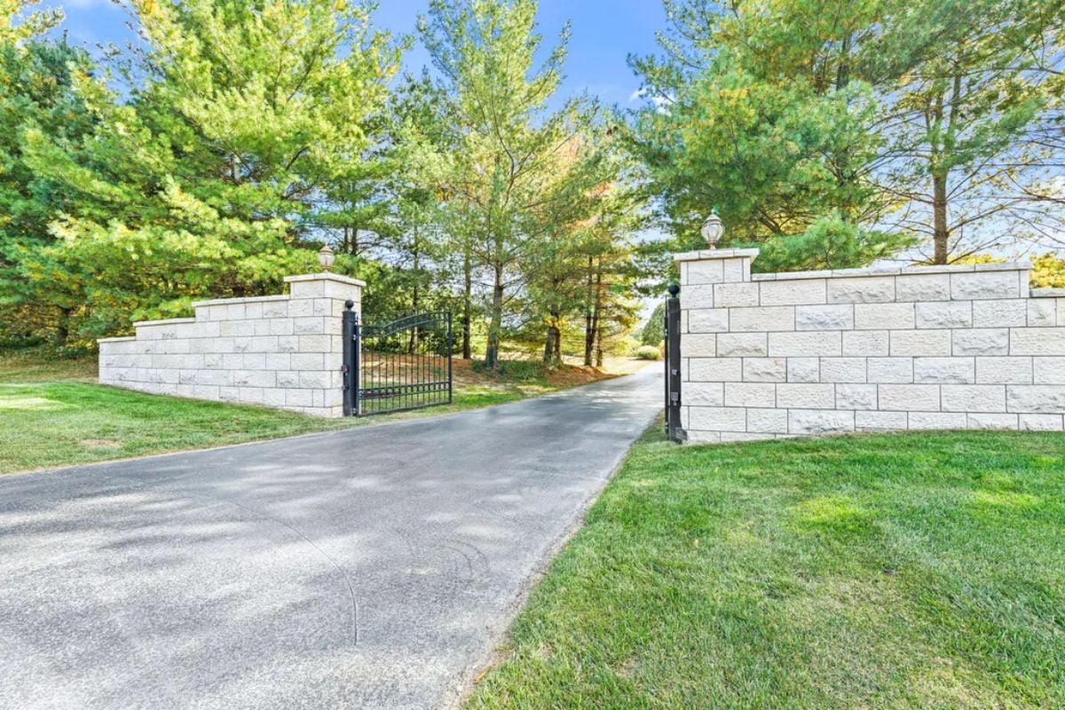 Gated property