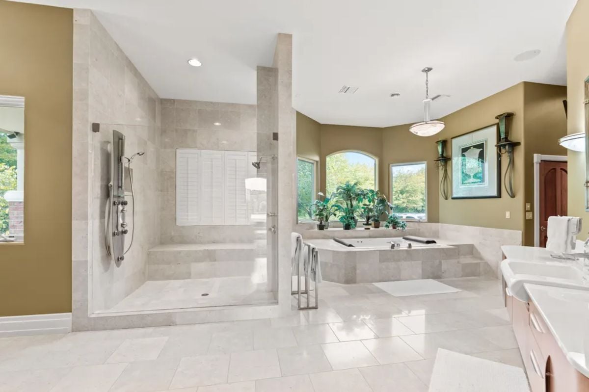 Bathroom's shower and tub.