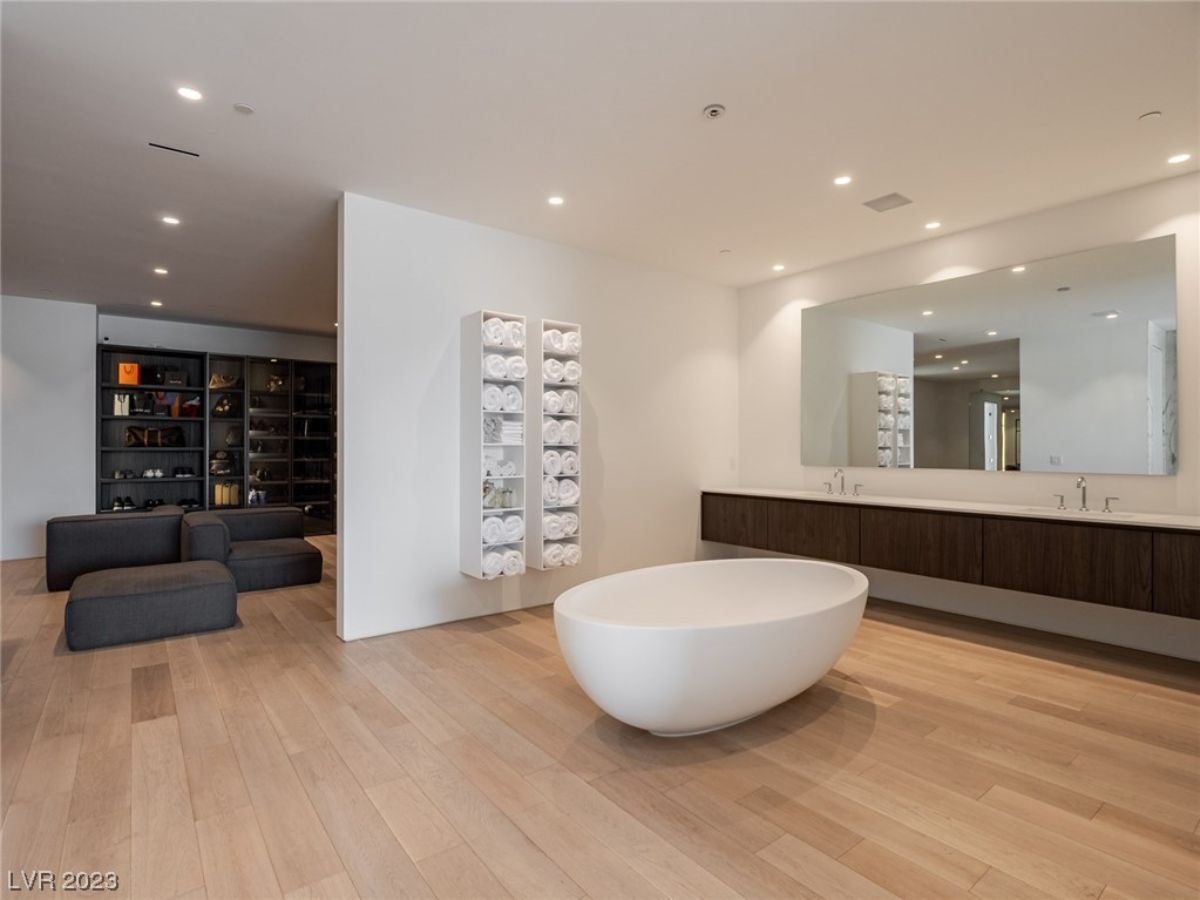 Bathroom's bathtub