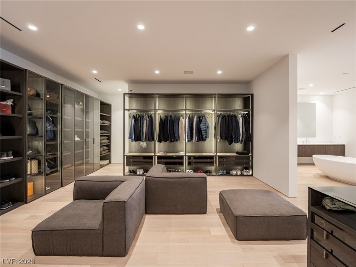 Walk-in closet