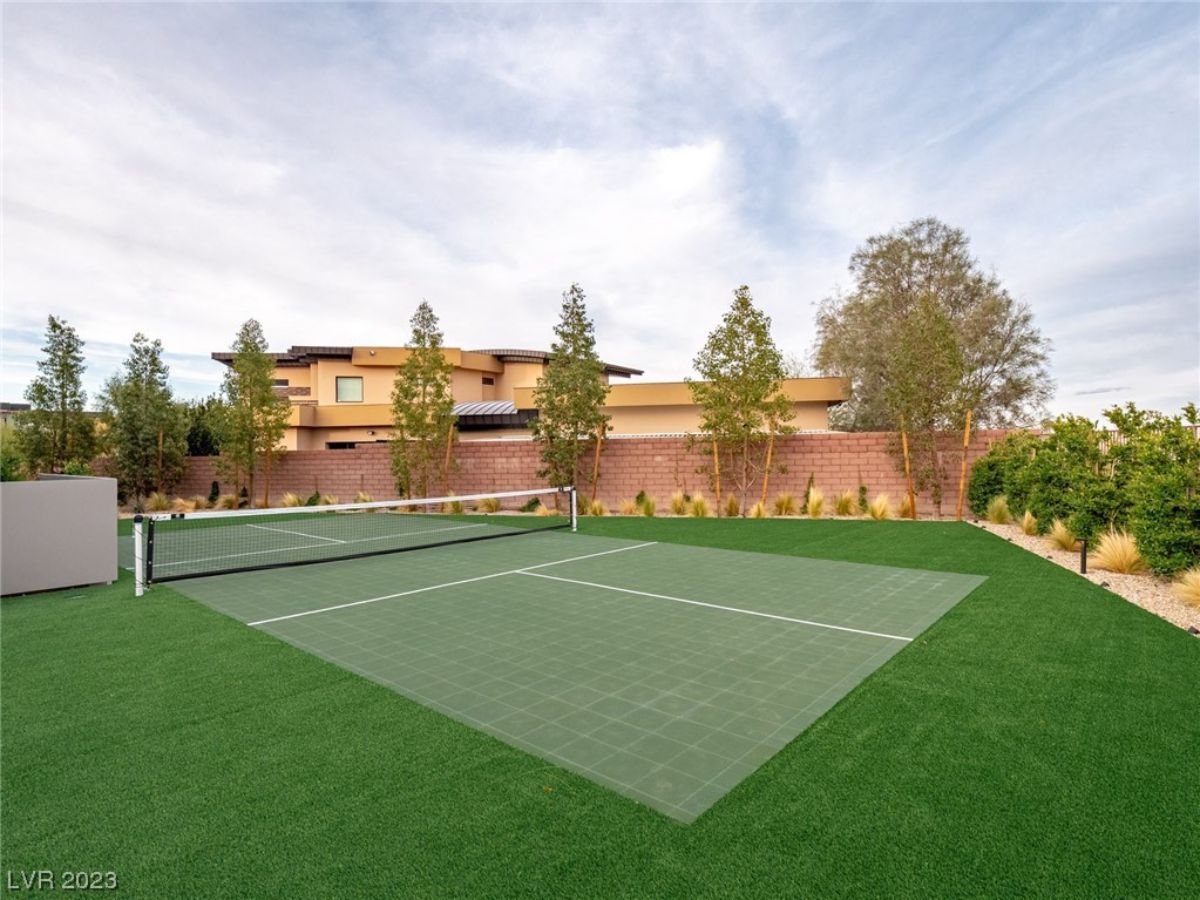 Tennis lawn