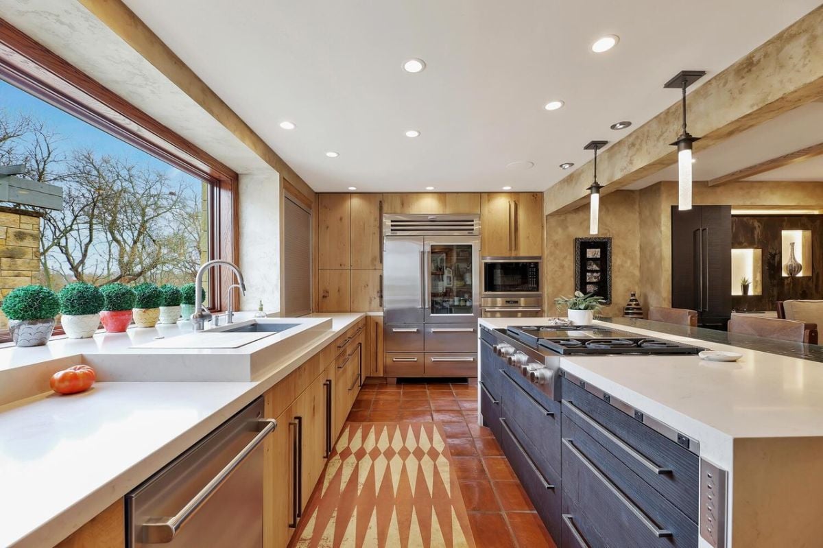 Cooking area, gas stoves and kitchen sink.