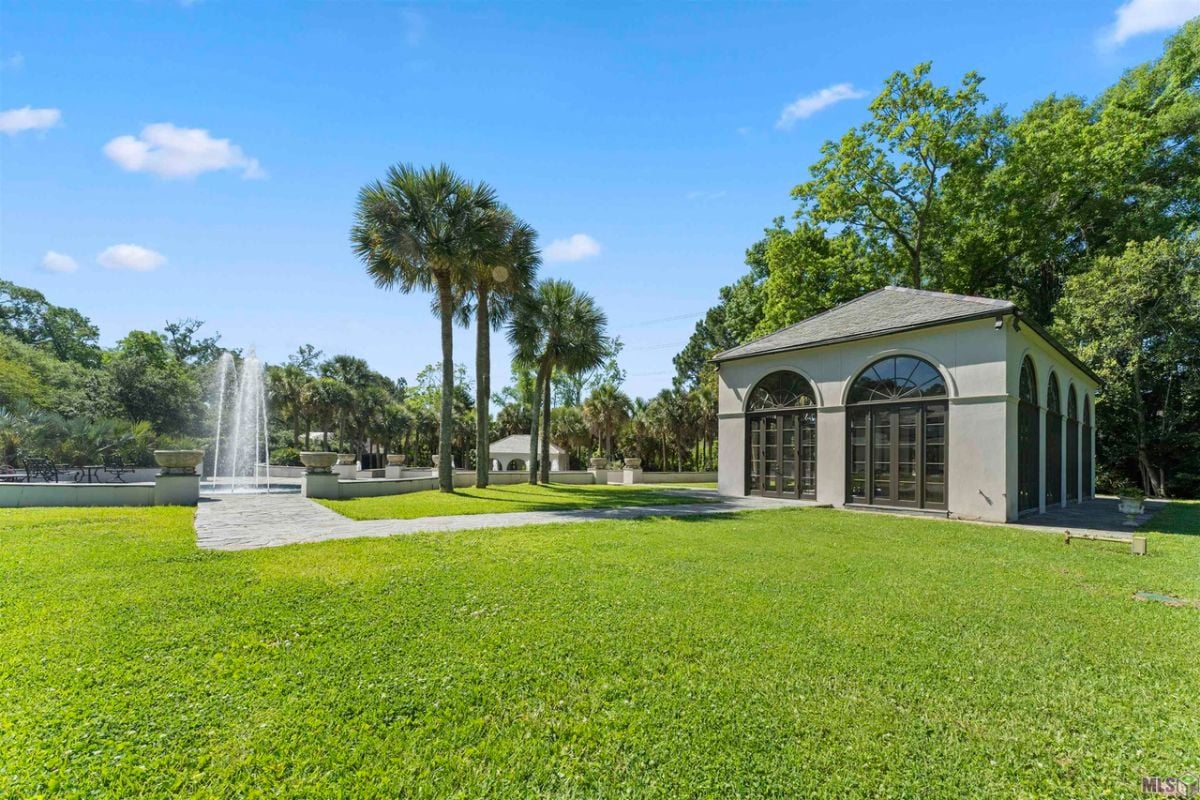 Pool house