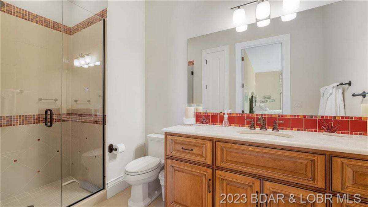 Toilet and bathroom's sink.