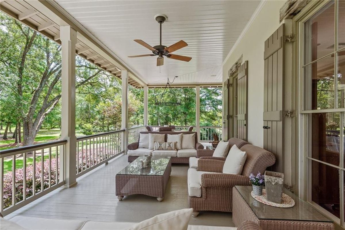 Living space in the veranda.